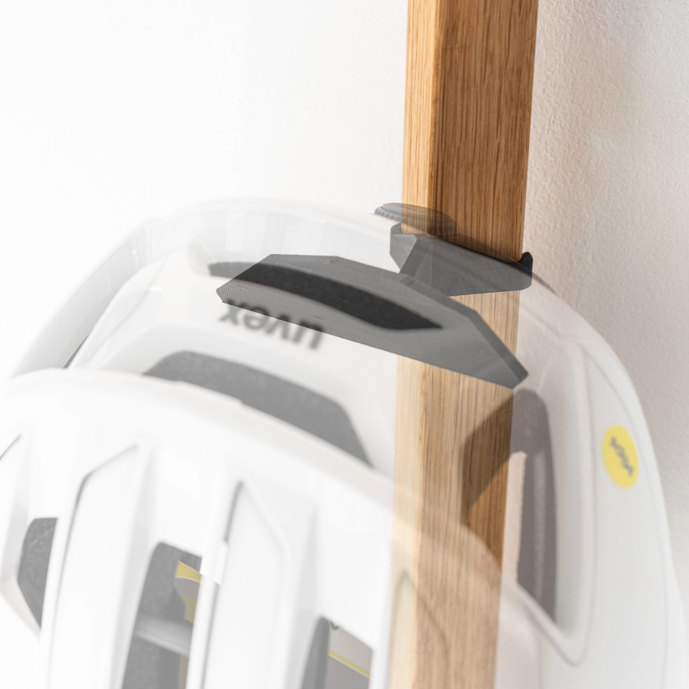 Nahaufnahme vom Helmhalter des GEAR-RACKS mit Helm